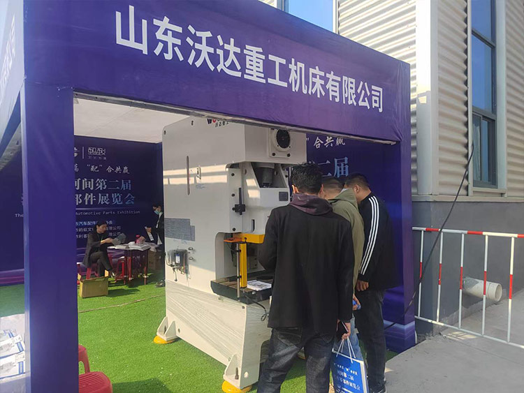 山东沃达重工机床有限公司苏经理为用户介绍设备.jpg